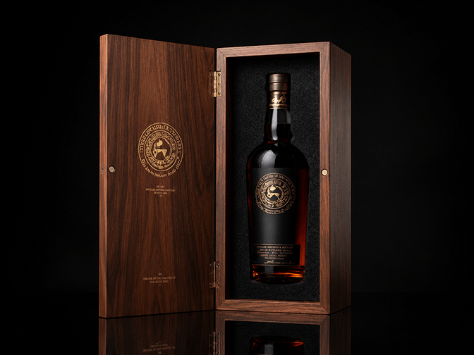 Wooden whisky and spirits box -- premium wooden packaging for whisky, brandy, cognac and limited edition spirits bottles