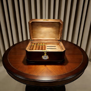 Removable Tray Cigar Humidor Case with Lock and High Glossy Lacquer Finish