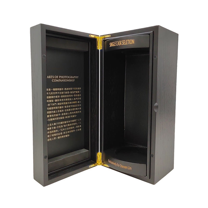 Black wooden wine box with metal letter logo